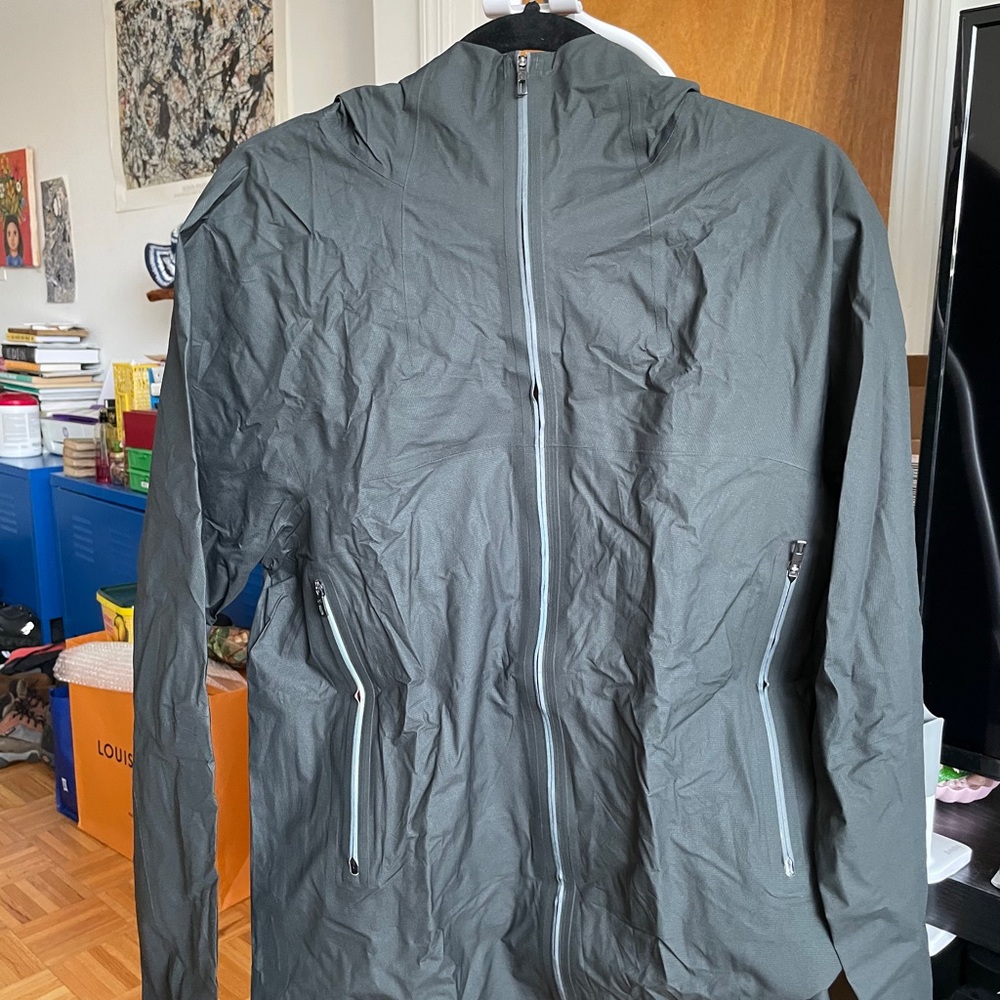 Lululemon Gray green reflective rain jacket Mens